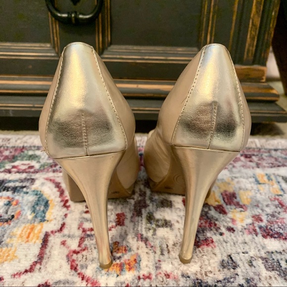 Pale blush with gold heels - Picture 3 of 4